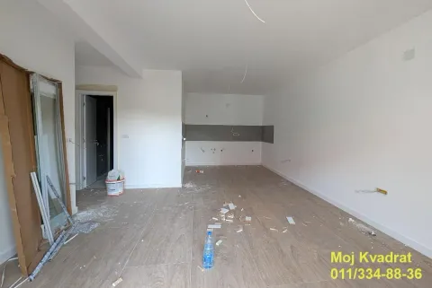 Neopremljena prostorija u izgradnji sa postavljenim podom i zidovima. - image 3