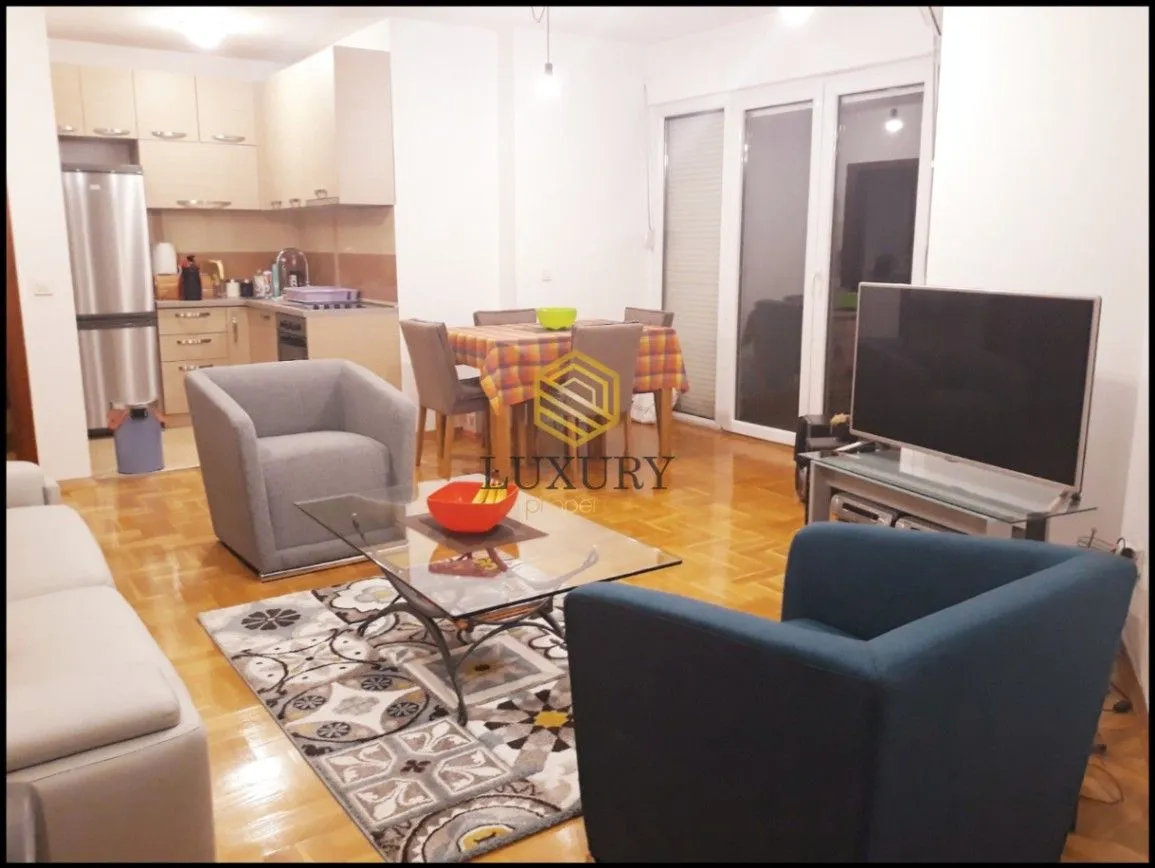 Izdavanje, dvosoban stan, 60m², Centar, Podgorica
