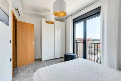 Svjetla spavaća soba sa bračnim krevetom, garderoberom i izlazom na terasu. - image 3