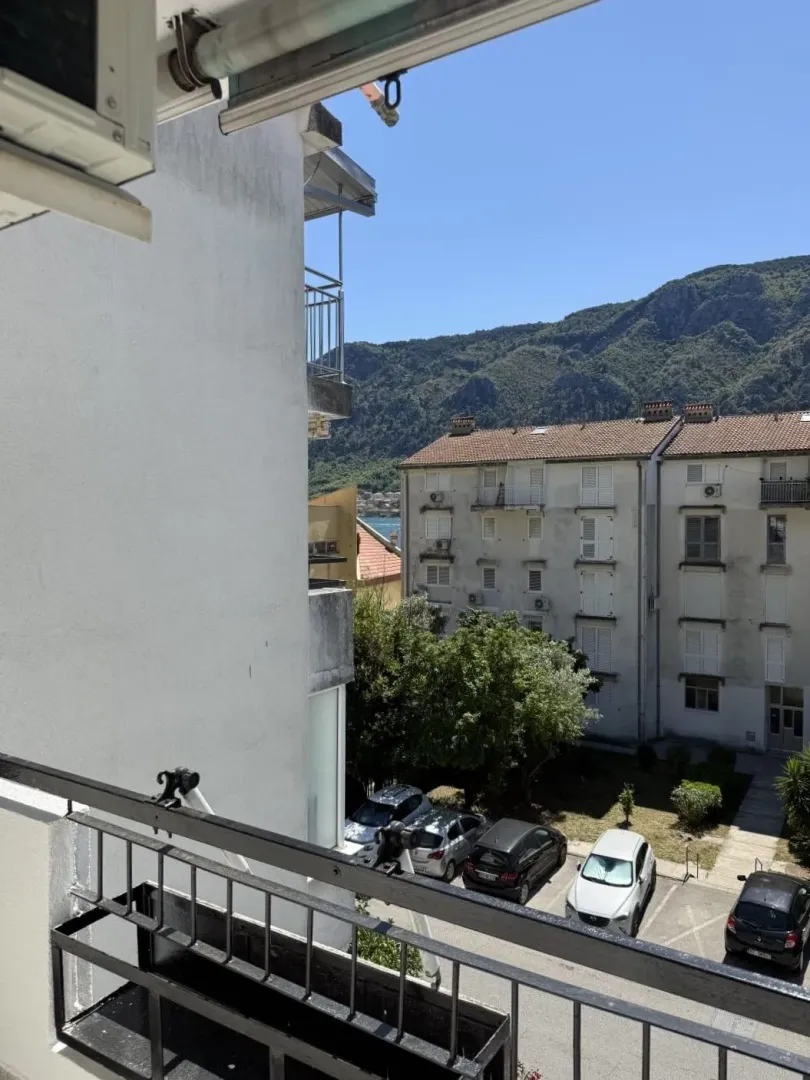 Izdavanje, dvosoban stan, 62m², Dobrota, Kotor