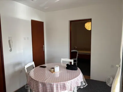 Trpezarija sa okruglim stolom i stolicama. - image 6