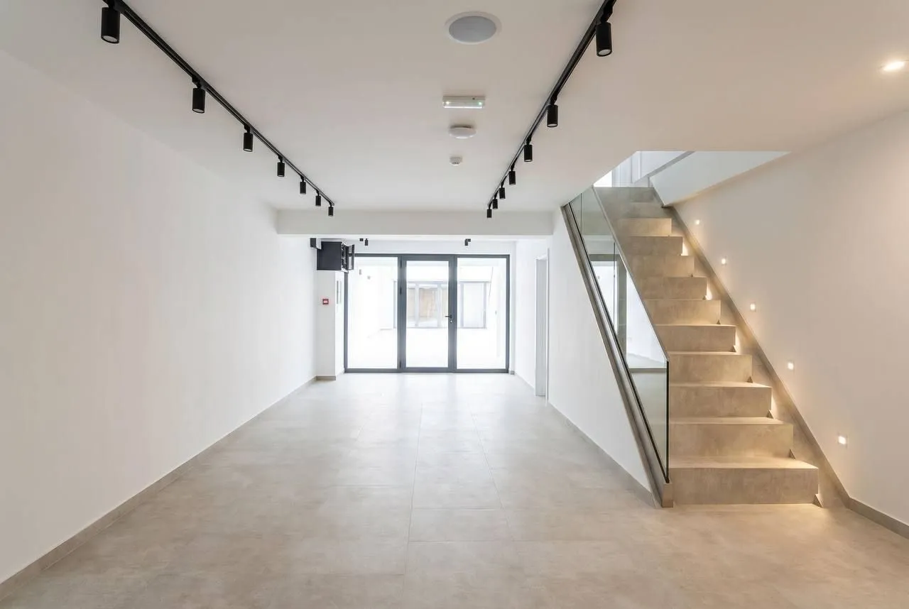Izdavanje, poslovni prostor, 132m², Centar, Budva