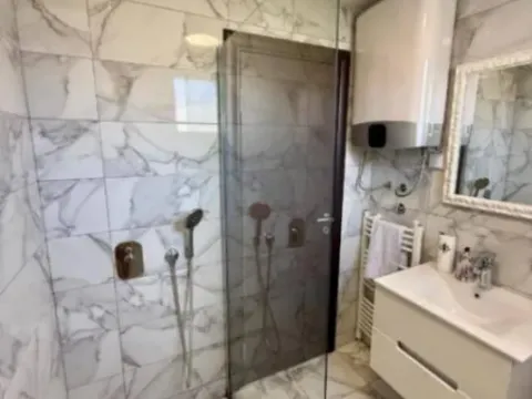 Izdavanje, dvosoban stan, 100m², Centar, Bar - image 12