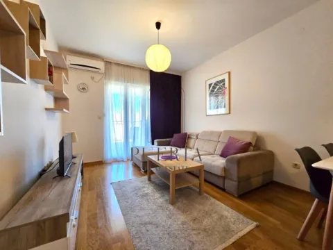 Izdavanje, jednosoban stan, 46m², Blok 6, Podgorica