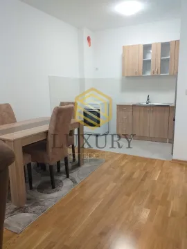 Manja kuhinja sa trpezarijskim stolom i drvenim elementima. - image 14
