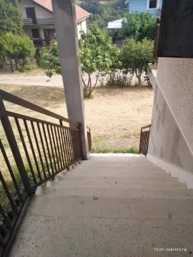 Spoljne stepenice koje vode u dvorište kuće. - image 10