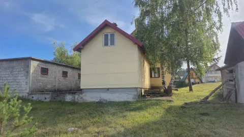 Eksterijer kuće sa dvorištem i pomoćnim objektom. - image 13