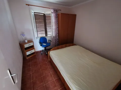 Manja spavaća soba sa krevetom, garderoberom, radnim stolom i prozorom. - image 8
