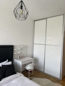 Svijetla spavaća soba sa radnim stolom i ugradnim plakarem. - image 12