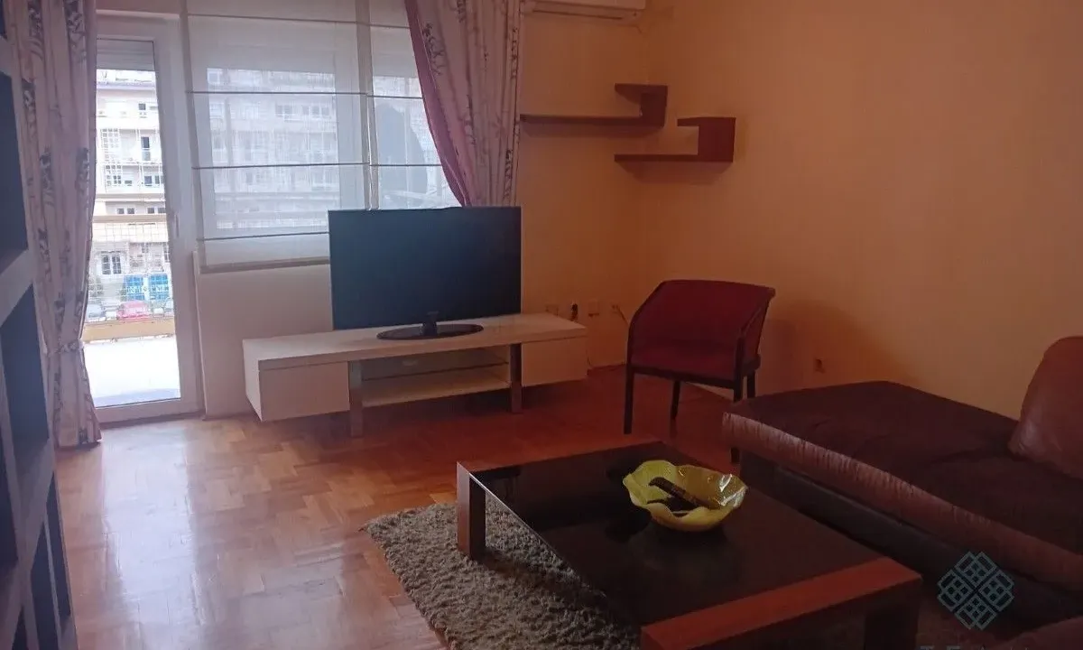 Izdavanje, dvosoban stan, 74m², Stari Aerodrom, Podgorica