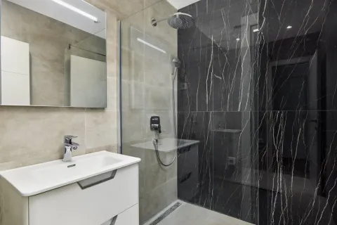 Moderno kupatilo sa tuš kabinom i elegantnim crnim pločicama u stilu mramora. - image 8