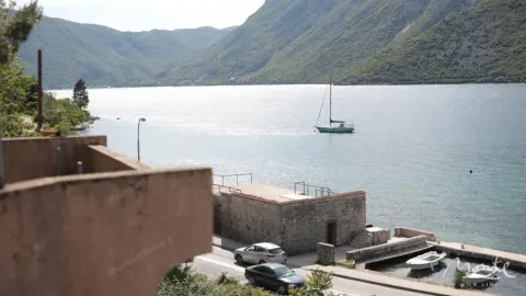 Pogled na zaliv, planine i jedrilicu sa terase. - image 19