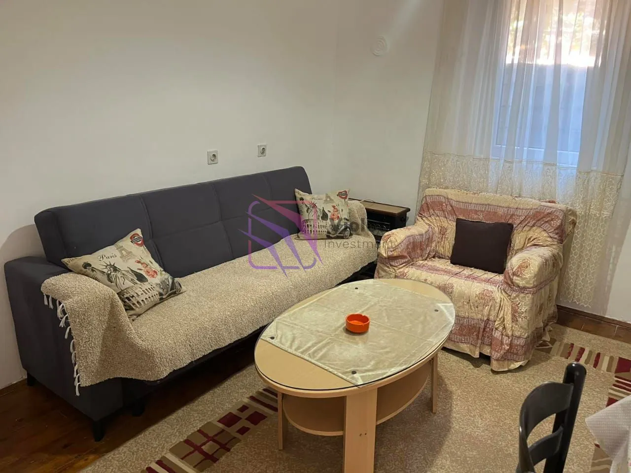 Living room with a sofa set and a coffee table.