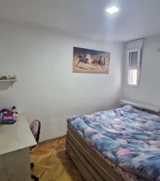 Namještena spavaća soba sa krevetom, radnim stolom i slikom konja na zidu. - image 3