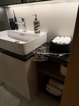 Moderan umivaonik sa slavinom i policama za peškire u kupatilu. - image 3