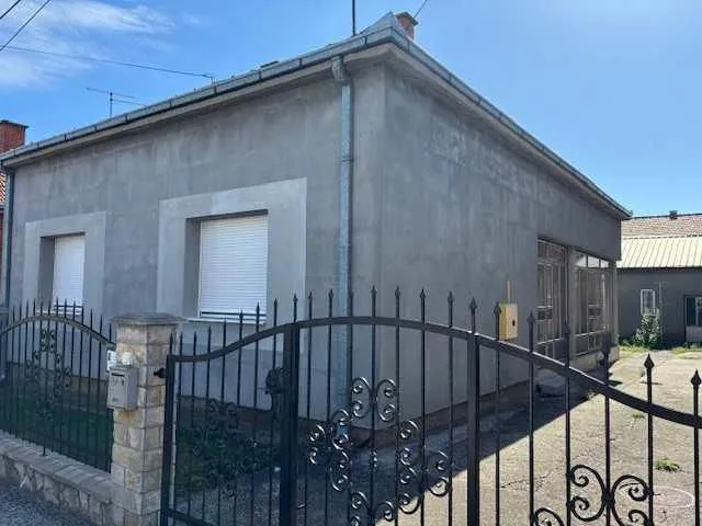 Prodaja, kuća, 103m², Centar, Inđija