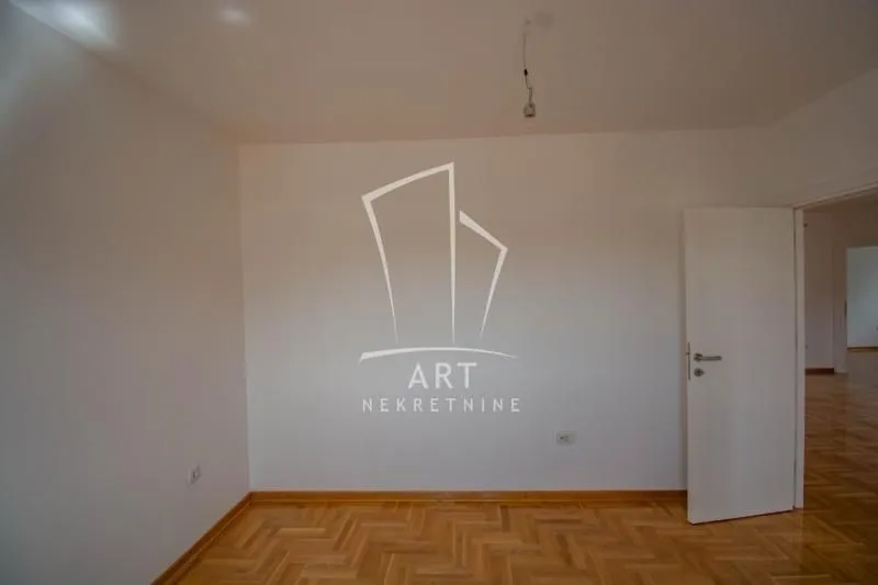 Sale, four bedroom apartment, 101m², Voždovac Sve Podlokacije, Beograd