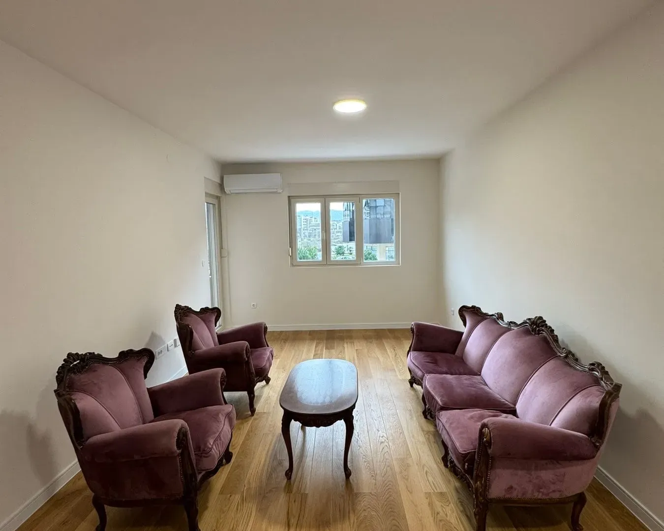 Izdavanje, jednosoban stan, 49m², Central Point, Podgorica