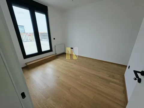 Prazna soba sa parketom i izlazom na terasu. - image 9