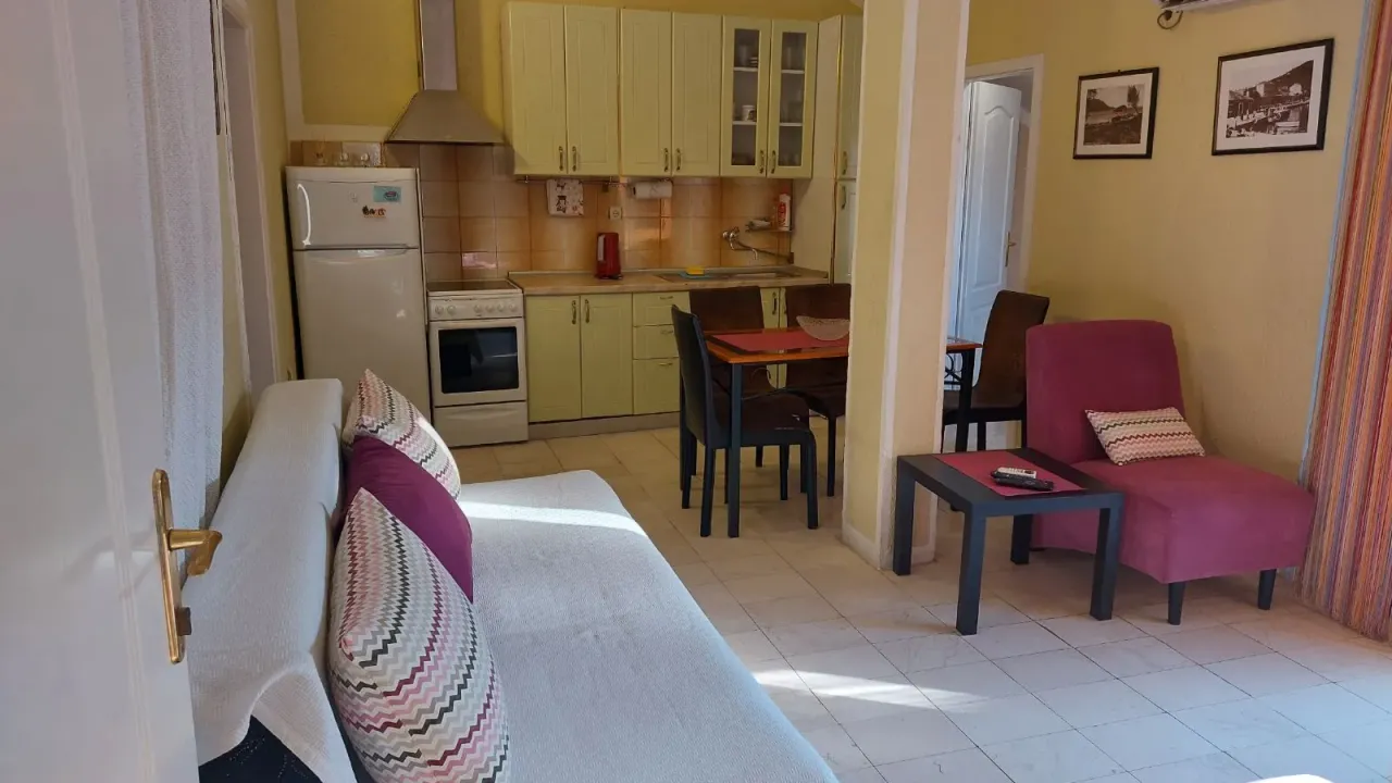 Izdavanje, trosoban stan, 90m², Budva, Crna Gora