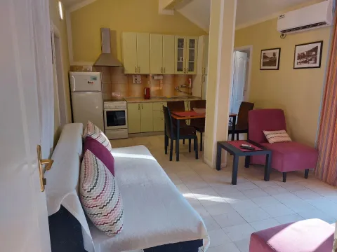 Izdavanje, trosoban stan, 90m2, Budva