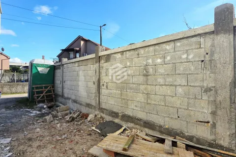 Betonski zid i dvorište sa građevinskim materijalom i pokretnim toaletom. - image 7