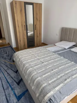 Namještena spavaća soba sa bračnim krevetom i drvenim ormarom. - image 4