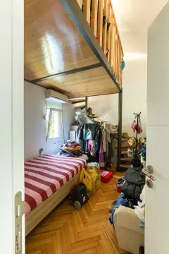 Manja soba sa krevetom, galerijom i stepeništem. - image 18