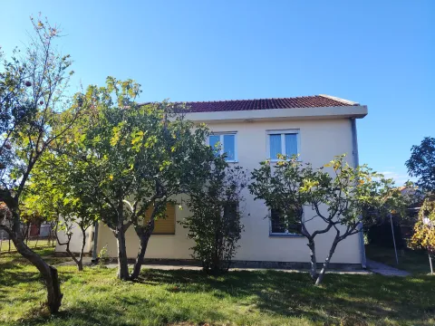 Pogled na dvorište i fasadu dvospratne kuće sa drvećem. - image 4