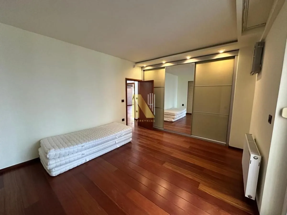 Prodaja, četvorosoban stan, 126m², Bulevar Oslobodjenja, Novi Sad Sve Podlokacije