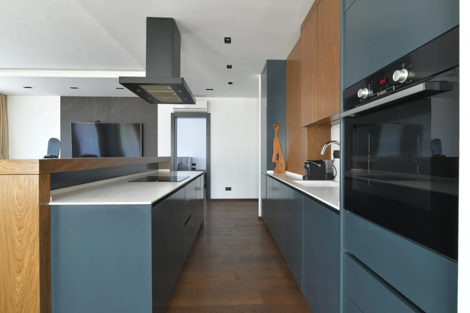 Izdavanje, trosoban stan, 145m², Centar, Budva