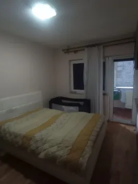 Spavaća soba sa bračnim krevetom, dječijim krevecom i izlazom na balkon. - image 8