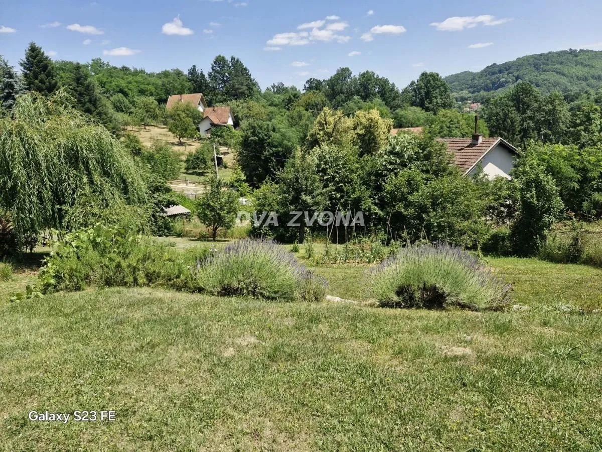 Pogled na zeleno dvorište i okolnu prirodu.