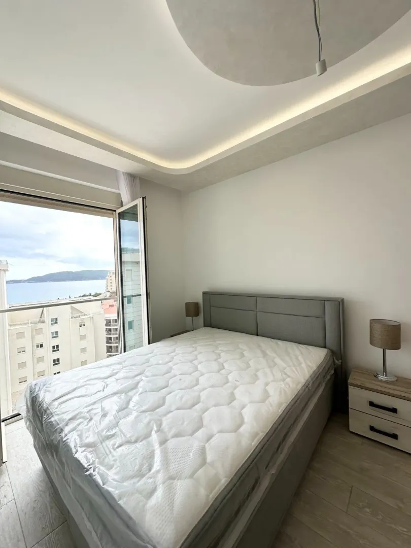 Izdavanje, dvosoban stan, 74m², Bečići, Budva