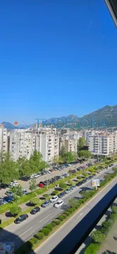 Pogled sa prozora na gradsko naselje i okolne planine. - image 12