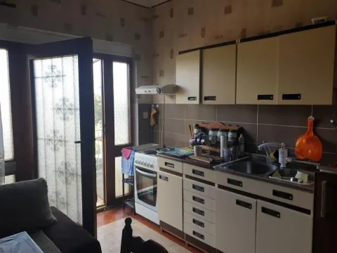 Manja kuhinja sa elementima i izlazom na terasu. - image 5