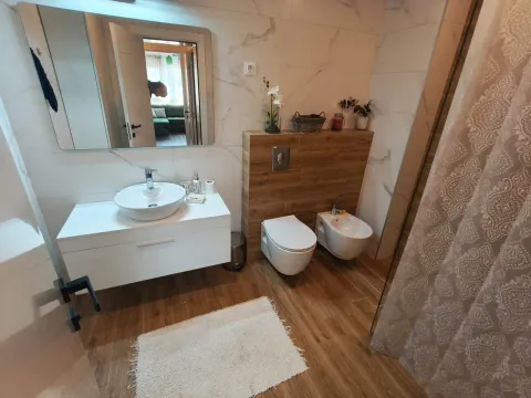 Izdavanje, dvosoban stan, 75m², Vezirov Most, Podgorica - image 2