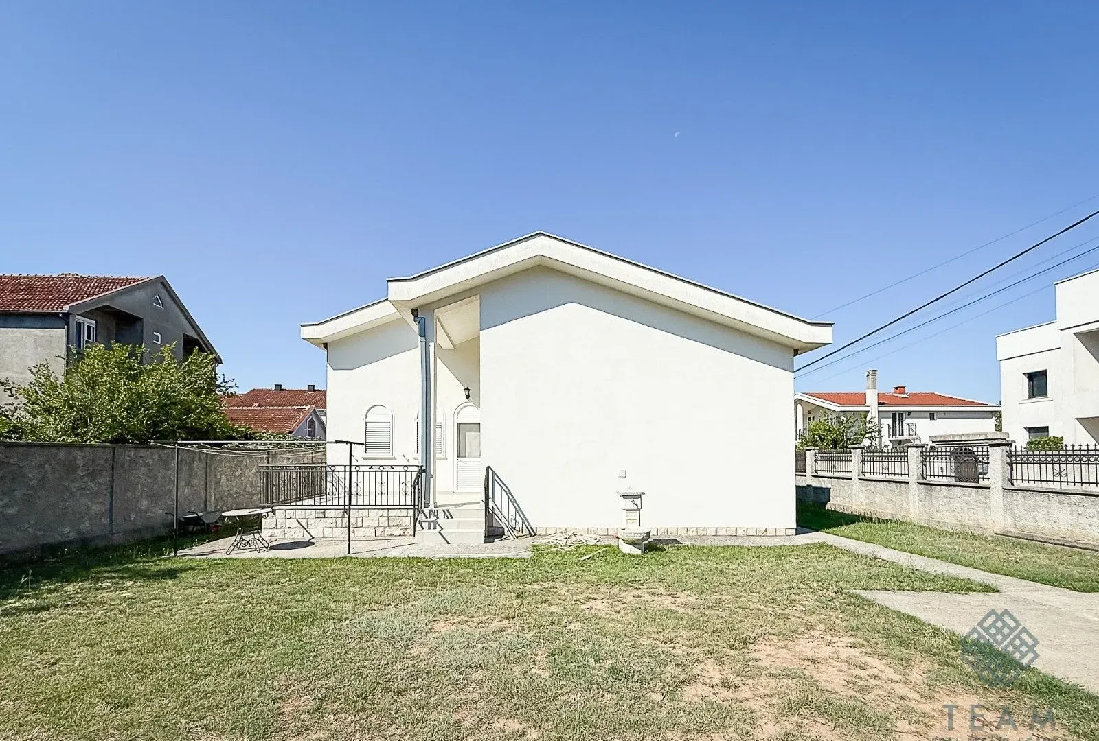 Rent, house, 400m², Zlatica, Podgorica
