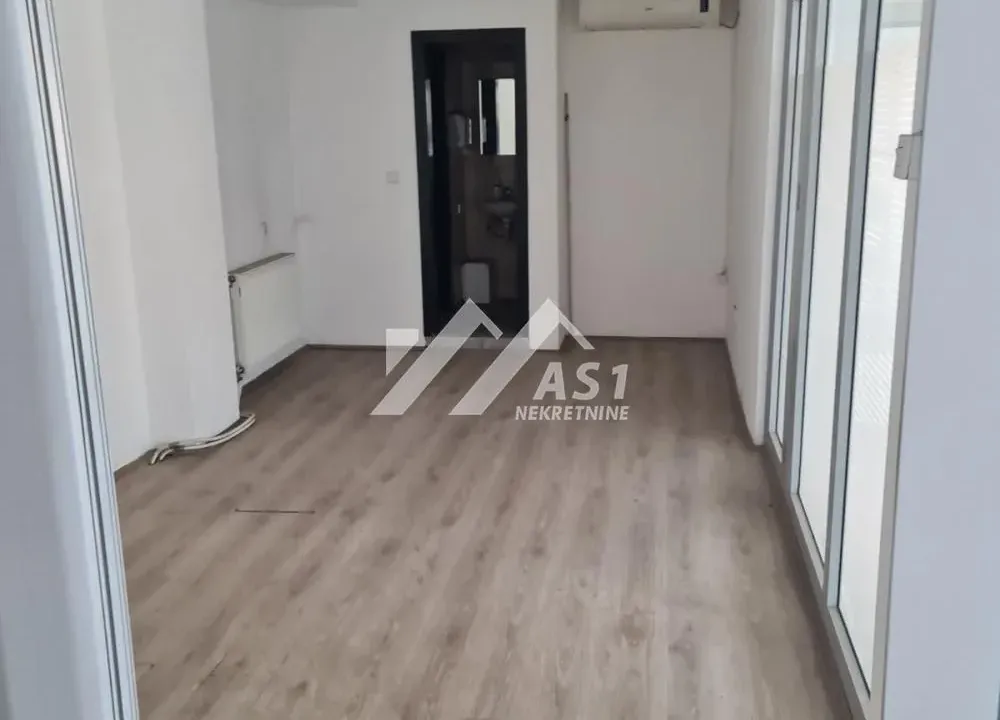 Izdavanje, poslovni prostor, 86m², Rotkvarija, Novi Sad Sve Podlokacije