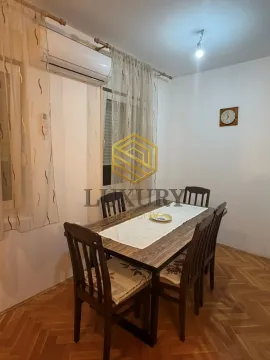Trpezarija sa drvenim stolom i stolicama. - image 3