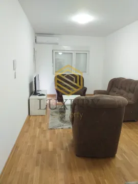 Namještena dnevna soba sa garniturom i televizorom. - image 5