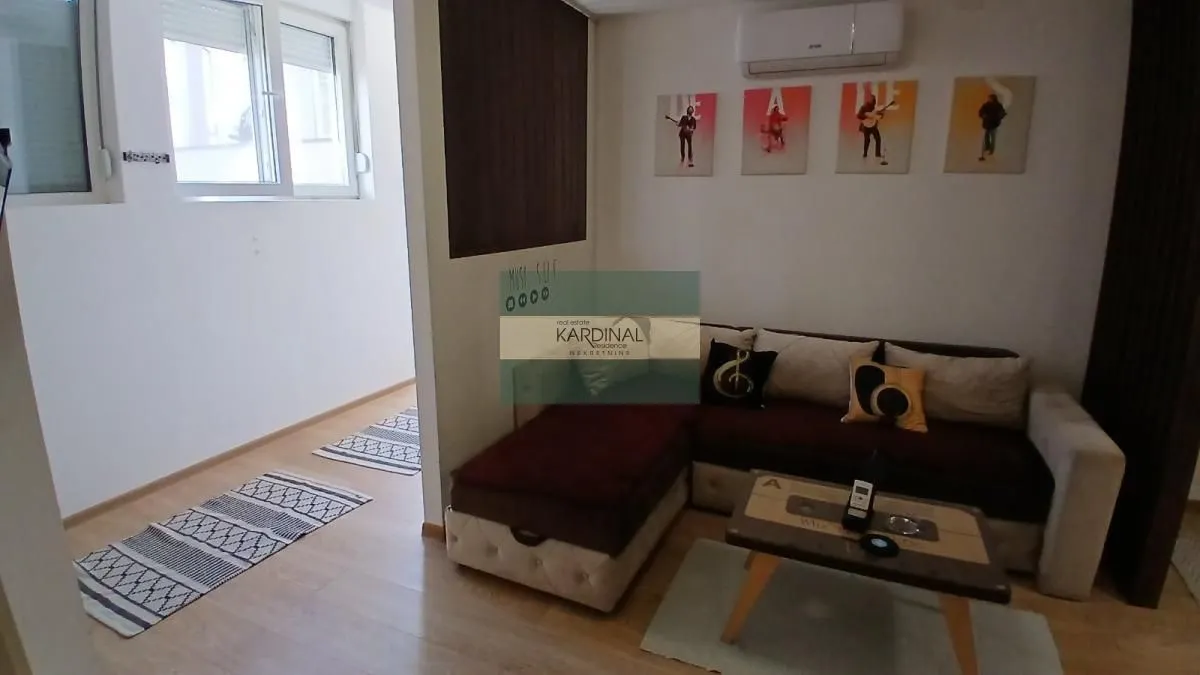 Dnevni boravak sa ugaonom garniturom, stočićem i klima uređajem.