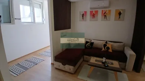 Dnevni boravak sa ugaonom garniturom, stočićem i klima uređajem. - image 7