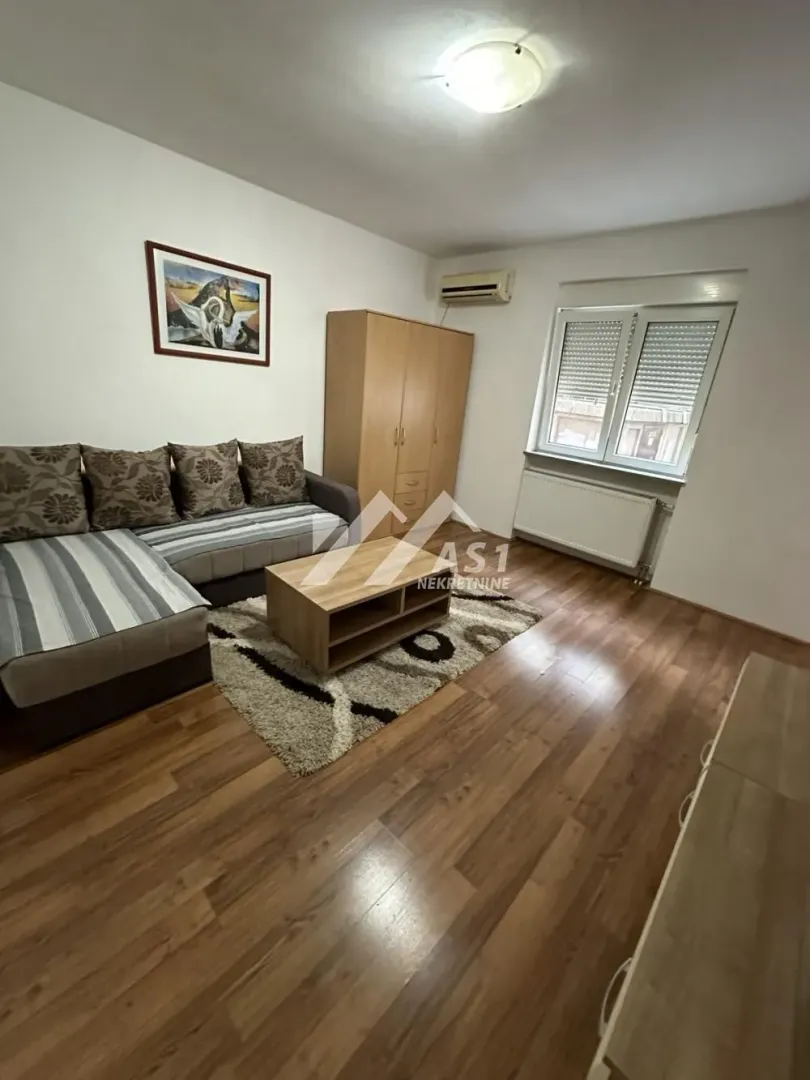 Dnevna soba sa garniturom, klub stočićem i ormarom.