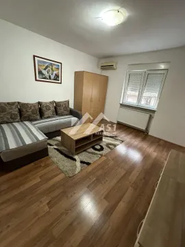 Dnevna soba sa garniturom, klub stočićem i ormarom. - image 2