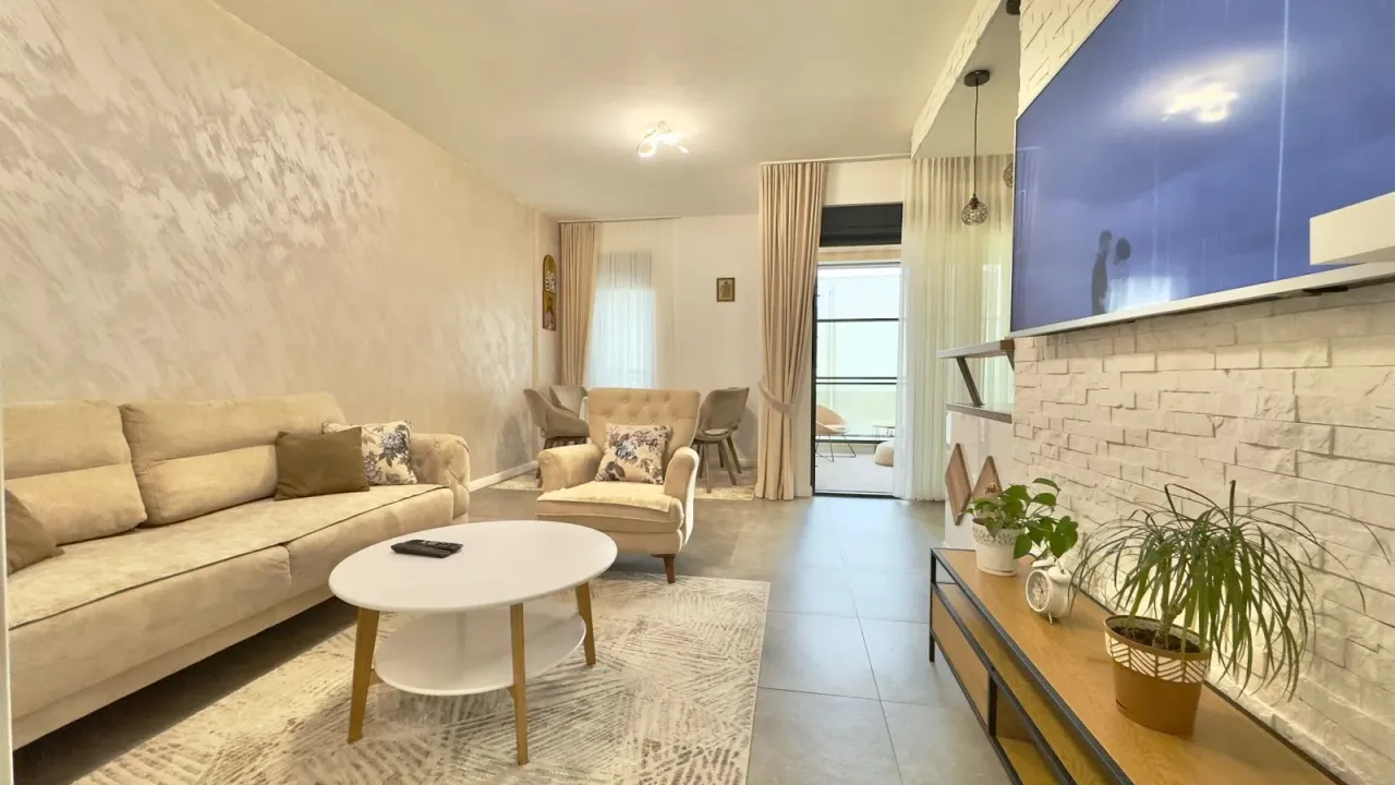 Izdavanje, trosoban stan, 76m², Tivat, Crna Gora