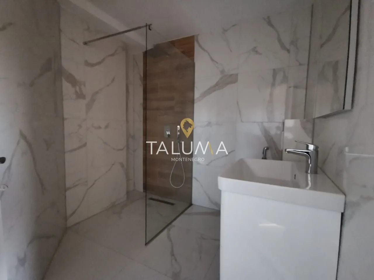 Izdavanje, trosoban stan, 117m², Momišići, Podgorica
