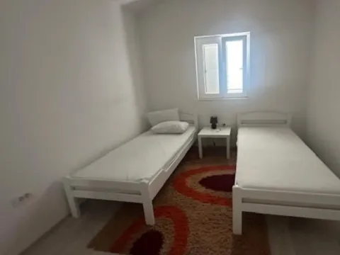 Izdavanje, trosoban stan, 100m², Dobrota, Kotor - image 6