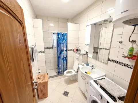 Kupatilo opremljeno umivaonikom, WC šoljom, tuš kabinom i veš mašinom. - image 10