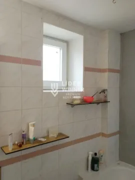 Kupatilo sa pločicama, prozorom i zidnim policama. - image 6